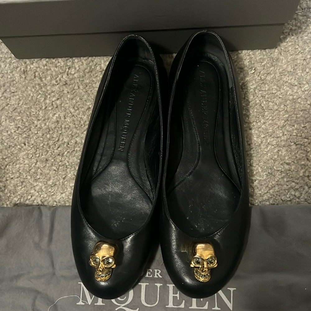 Alexander Mqueen leather flats with gold metal skulls
